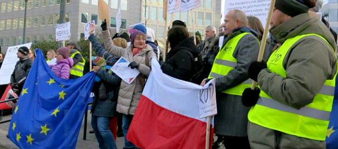 KOD wita Prezydenta Andrzeja Dudę w Brukseli