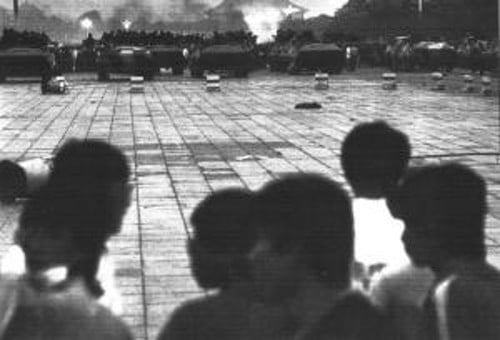 Północno zachodni kraniec placu Tiananmen, godzina tuż przed 5 rano, 4 czerwca 1989 roku.