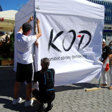 Deklaracje, balony, ulotki – namiot KOD działa