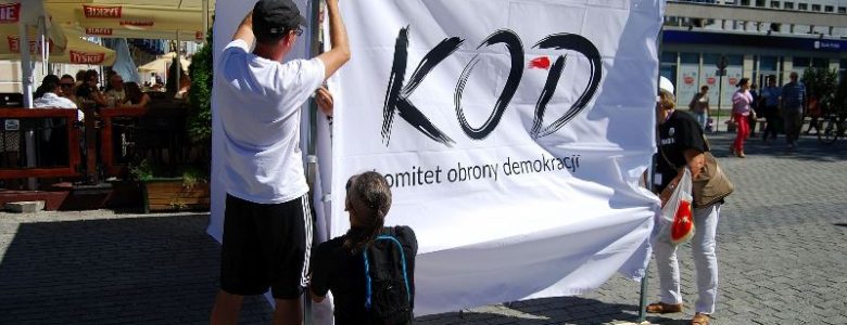 Deklaracje, balony, ulotki – namiot KOD działa