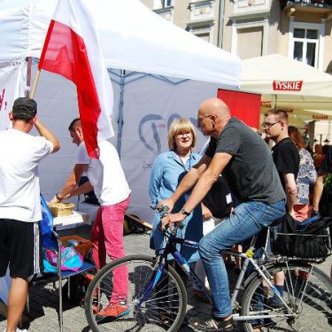 Deklaracje, balony, ulotki – namiot KOD działa