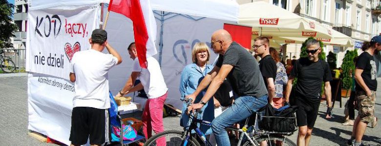 Deklaracje, balony, ulotki – namiot KOD działa
