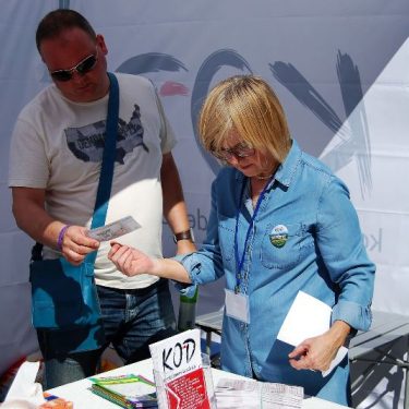 Deklaracje, balony, ulotki – namiot KOD działa