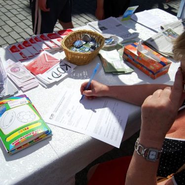 Deklaracje, balony, ulotki – namiot KOD działa