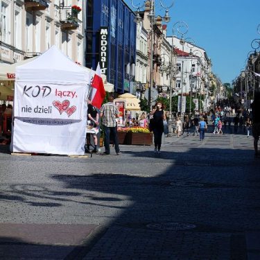 Deklaracje, balony, ulotki – namiot KOD działa
