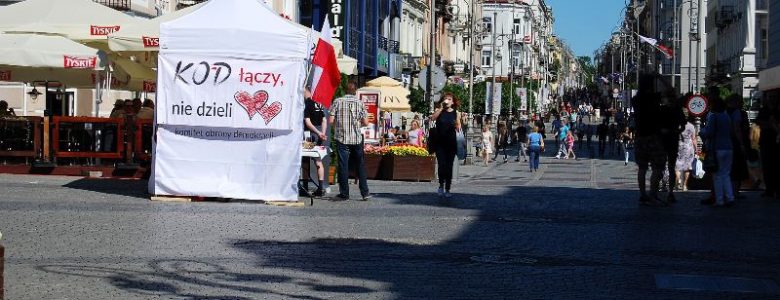Deklaracje, balony, ulotki – namiot KOD działa