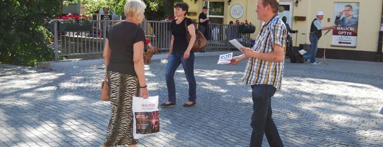 Deklaracje, balony, ulotki – namiot KOD działa