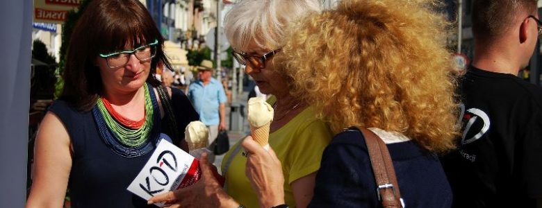 Deklaracje, balony, ulotki – namiot KOD działa