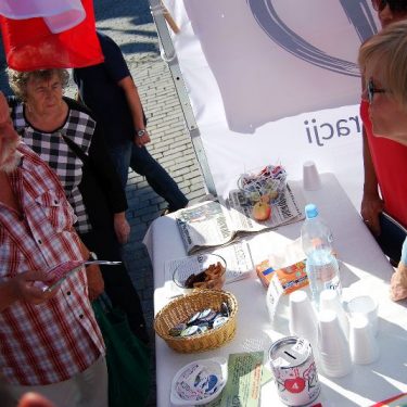 Deklaracje, balony, ulotki – namiot KOD działa
